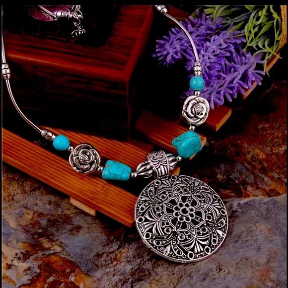 🆕NIP:Southwestern Turquoise Stone Statement  Necklace with Floral Medallion - Picture 1 of 7